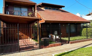 Chalet de 4 AMBIENTES ubicado a 150 metros de la Av. Espora