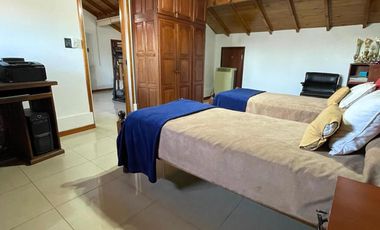 Chalet de 4 AMBIENTES ubicado a 150 metros de la Av. Espora