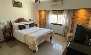 Chalet de 4 AMBIENTES ubicado a 150 metros de la Av. Espora