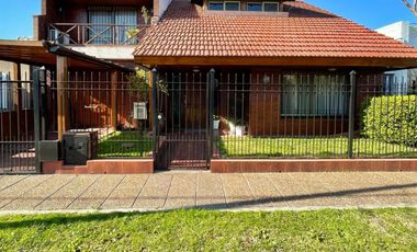 Chalet de 4 AMBIENTES ubicado a 150 metros de la Av. Espora