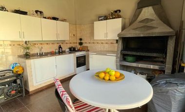 Chalet de 4 AMBIENTES ubicado a 150 metros de la Av. Espora