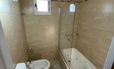 Chalet de 4 AMBIENTES ubicado a 150 metros de la Av. Espora