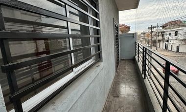 ALQUILER - DEPTO. 3 AMBIENTES - 1° PISO POR ESCALERA - VILLA MADERO