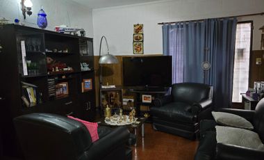 Casa Con Departamento Independiente, Espaciosa, Pileta Y Parrila, Excelente Estado