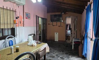 Casa Con Departamento Independiente, Espaciosa, Pileta Y Parrila, Excelente Estado