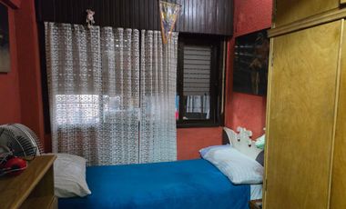 Casa Con Departamento Independiente, Espaciosa, Pileta Y Parrila, Excelente Estado