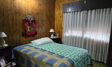 Casa Con Departamento Independiente, Espaciosa, Pileta Y Parrila, Excelente Estado