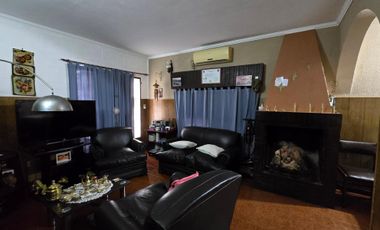 Casa Con Departamento Independiente, Espaciosa, Pileta Y Parrila, Excelente Estado