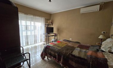 Casa Con Departamento Independiente, Espaciosa, Pileta Y Parrila, Excelente Estado