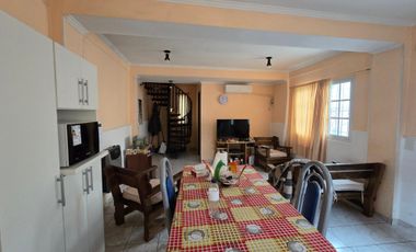 Casa Con Departamento Independiente, Espaciosa, Pileta Y Parrila, Excelente Estado