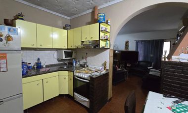 Casa Con Departamento Independiente, Espaciosa, Pileta Y Parrila, Excelente Estado
