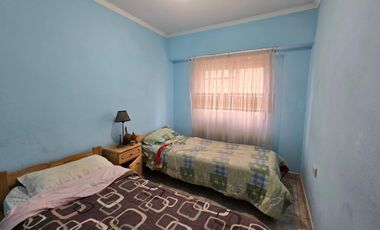 Casa Con Departamento Independiente, Espaciosa, Pileta Y Parrila, Excelente Estado