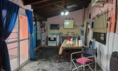 Casa Con Departamento Independiente, Espaciosa, Pileta Y Parrila, Excelente Estado