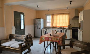 Casa Con Departamento Independiente, Espaciosa, Pileta Y Parrila, Excelente Estado