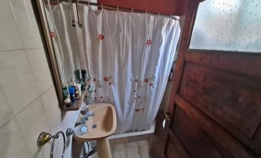 Venta Casa De Lote Propio. A Reciclar. Jardín. Patio. 184mts. Pje Verdi 1700. Monte Castro. Floresta