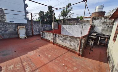 Venta Casa De Lote Propio. A Reciclar. Jardín. Patio. 184mts. Pje Verdi 1700. Monte Castro. Floresta