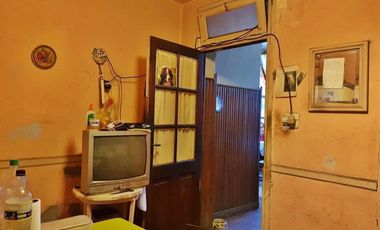 Venta Casa De Lote Propio. A Reciclar. Jardín. Patio. 184mts. Pje Verdi 1700. Monte Castro. Floresta