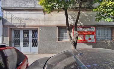 Venta Casa De Lote Propio. A Reciclar. Jardín. Patio. 184mts. Pje Verdi 1700. Monte Castro. Floresta