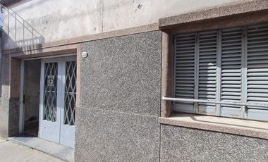 Venta Casa De Lote Propio. A Reciclar. Jardín. Patio. 184mts. Pje Verdi 1700. Monte Castro. Floresta