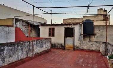 Venta Casa De Lote Propio. A Reciclar. Jardín. Patio. 184mts. Pje Verdi 1700. Monte Castro. Floresta