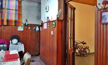 Venta Casa De Lote Propio. A Reciclar. Jardín. Patio. 184mts. Pje Verdi 1700. Monte Castro. Floresta