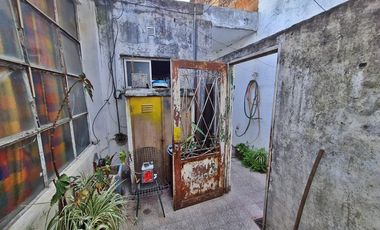 Venta Casa De Lote Propio. A Reciclar. Jardín. Patio. 184mts. Pje Verdi 1700. Monte Castro. Floresta