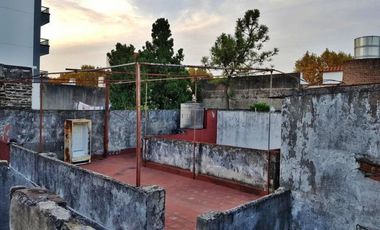 Venta Casa De Lote Propio. A Reciclar. Jardín. Patio. 184mts. Pje Verdi 1700. Monte Castro. Floresta