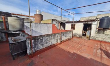 Venta Casa De Lote Propio. A Reciclar. Jardín. Patio. 184mts. Pje Verdi 1700. Monte Castro. Floresta