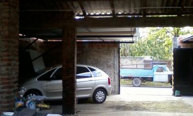 Galpón en ALQUILER sobre asfalto en buen estado a 5 cuadras de la estación de Glew.