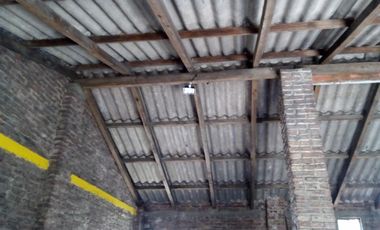 Galpón en ALQUILER sobre asfalto en buen estado a 5 cuadras de la estación de Glew.