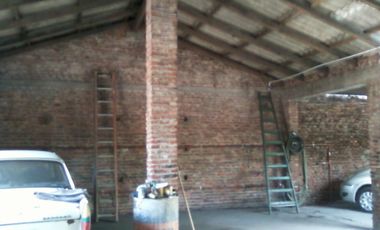 Galpón en ALQUILER sobre asfalto en buen estado a 5 cuadras de la estación de Glew.