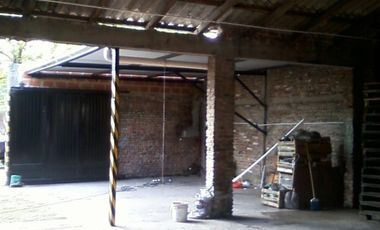 Galpón en ALQUILER sobre asfalto en buen estado a 5 cuadras de la estación de Glew.