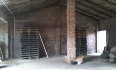 Galpón en ALQUILER sobre asfalto en buen estado a 5 cuadras de la estación de Glew.