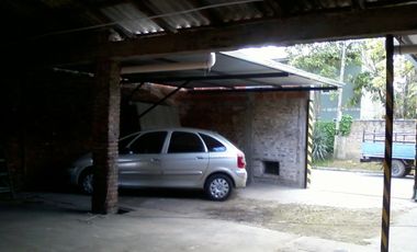 Galpón en ALQUILER sobre asfalto en buen estado a 5 cuadras de la estación de Glew.