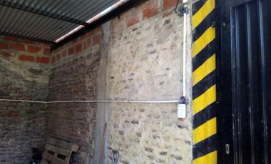 Galpón en ALQUILER sobre asfalto en buen estado a 5 cuadras de la estación de Glew.