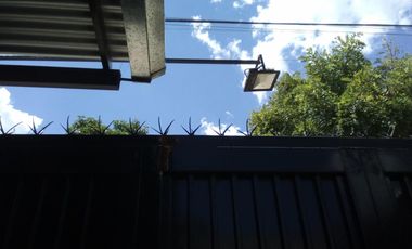 Galpón en ALQUILER sobre asfalto en buen estado a 5 cuadras de la estación de Glew.