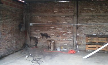 Galpón en ALQUILER sobre asfalto en buen estado a 5 cuadras de la estación de Glew.