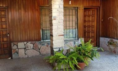 UNA CASA Y DOS DEPARTAMENTOS