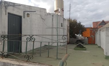 UNA CASA Y DOS DEPARTAMENTOS