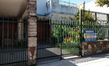 UNA CASA Y DOS DEPARTAMENTOS