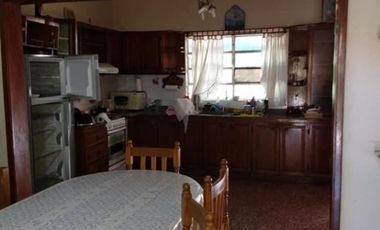 UNA CASA Y DOS DEPARTAMENTOS