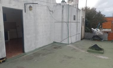 UNA CASA Y DOS DEPARTAMENTOS
