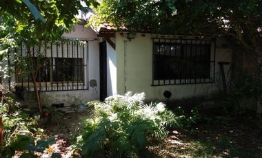 UNA CASA Y DOS DEPARTAMENTOS