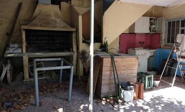 UNA CASA Y DOS DEPARTAMENTOS