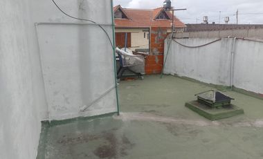 UNA CASA Y DOS DEPARTAMENTOS