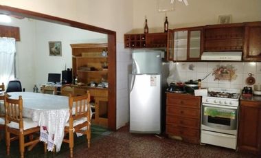 UNA CASA Y DOS DEPARTAMENTOS