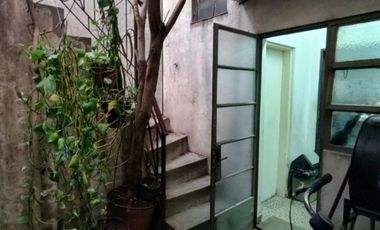 CASA Y DPTO EN ESQUINA