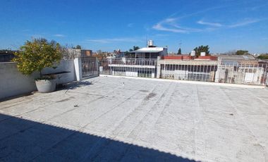CASA EN ALQUILER Y VENTA. LOTE 9X30 PB: LOCAL COMERCIAL, COCH. P/4 AUTOS, QUINCHO, 1ER. Y 2DO. PISO CASA DE MAS DE 7 AMBIENTES. LANUS O.