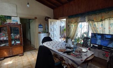 CASA EN ALQUILER Y VENTA. LOTE 9X30 PB: LOCAL COMERCIAL, COCH. P/4 AUTOS, QUINCHO, 1ER. Y 2DO. PISO CASA DE MAS DE 7 AMBIENTES. LANUS O.