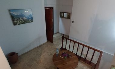 CASA EN ALQUILER Y VENTA. LOTE 9X30 PB: LOCAL COMERCIAL, COCH. P/4 AUTOS, QUINCHO, 1ER. Y 2DO. PISO CASA DE MAS DE 7 AMBIENTES. LANUS O.